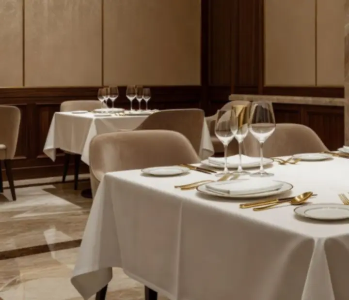 Elegáns, megterített fine dining asztal a Top Választás étteremben